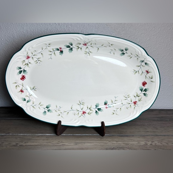 Pfaltzgraff Winterberry Oval Bread Tray 12”x7.5” Discontinued Christmas Holiday - Picture 2 of 5